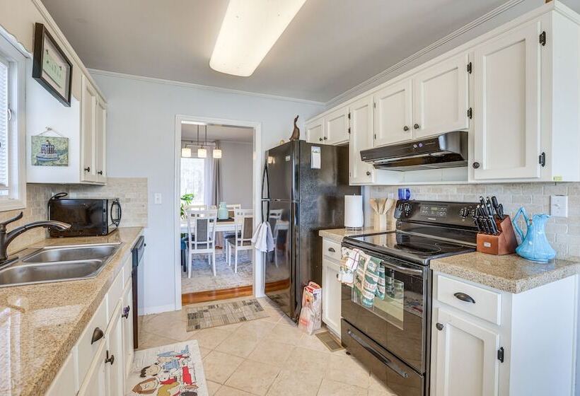 Riverfront Wilsonville Home W/ Dock & Fire Pit!