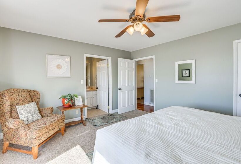 Riverfront Wilsonville Home W/ Dock & Fire Pit!