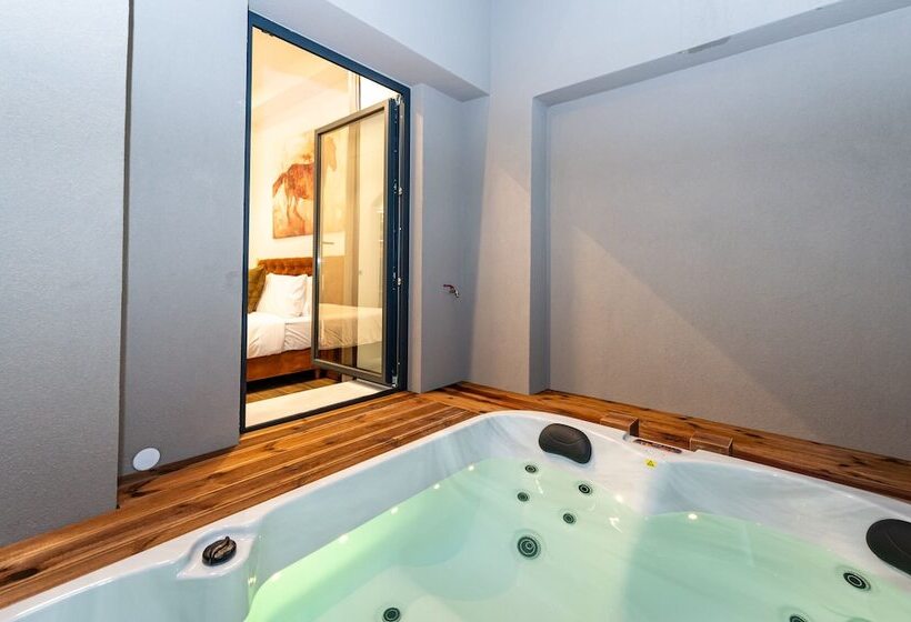 Royal Gold City Suites