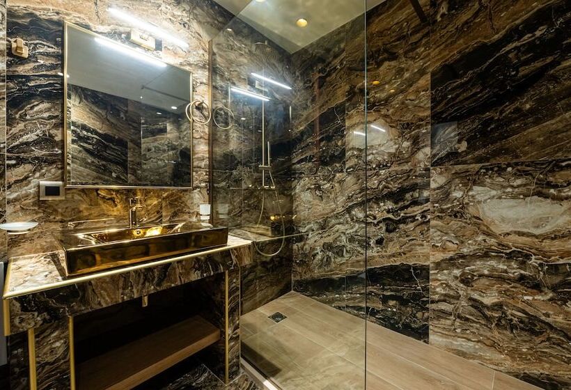 Royal Gold City Suites