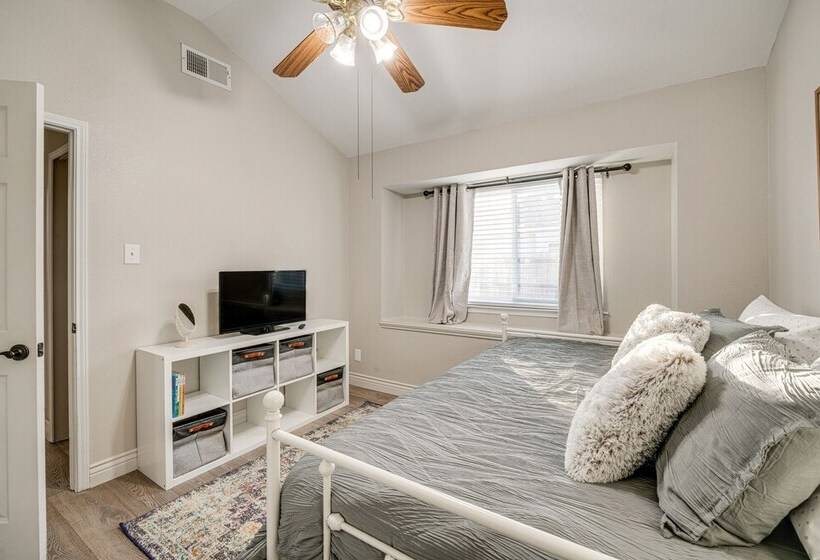 Saginaw Home W/ Fenced Yard: 11 Mi To Fort Worth!