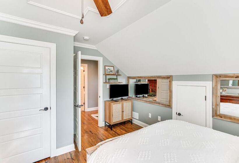 Scottsville Cottage: Fire Pit & All Year Lake View