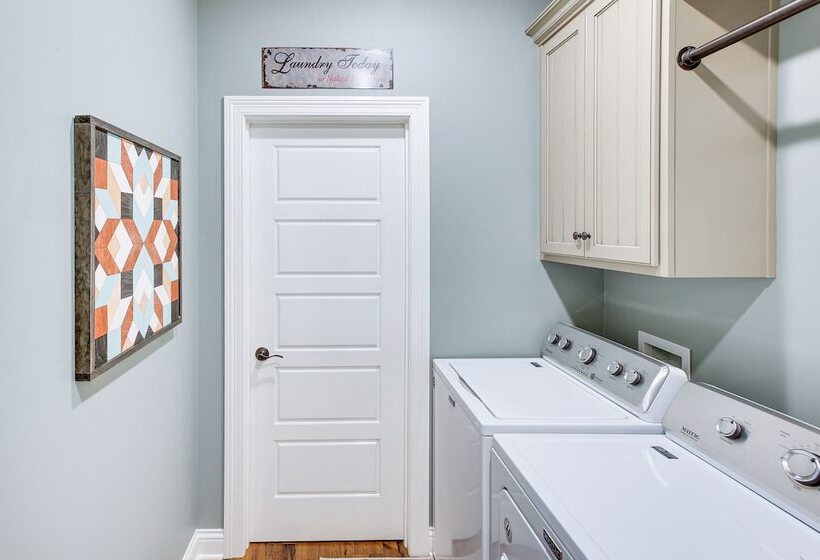 Scottsville Cottage: Fire Pit & All Year Lake View