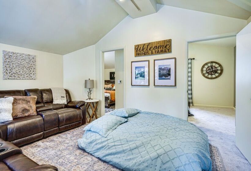 Solitude Mountain Cabin: Creek Side View & Hot Tub