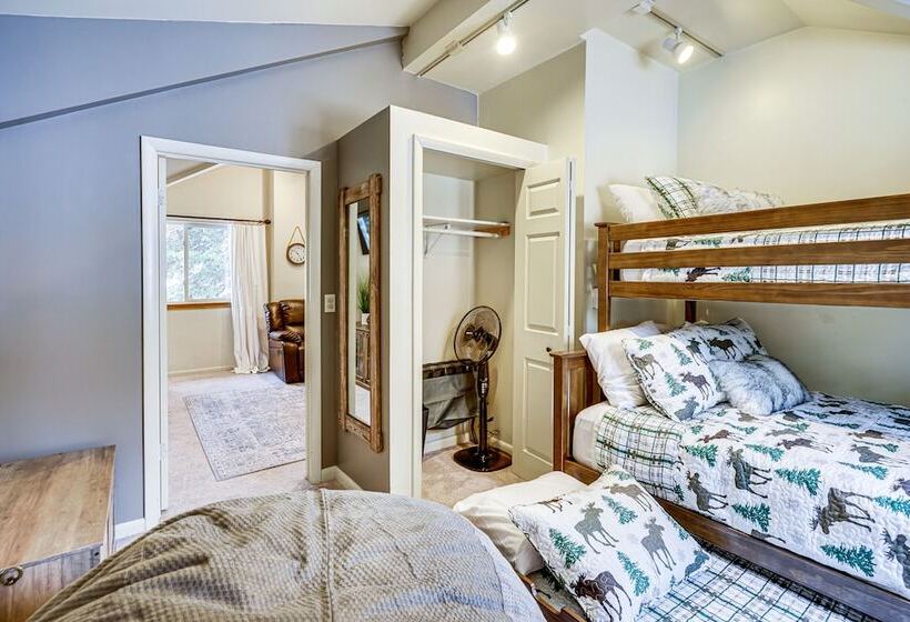 Solitude Mountain Cabin: Creek Side View & Hot Tub