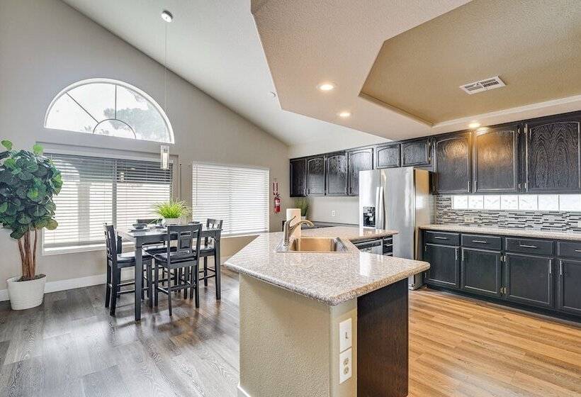 Spacious Henderson Home: 7 Mi To Vegas Strip