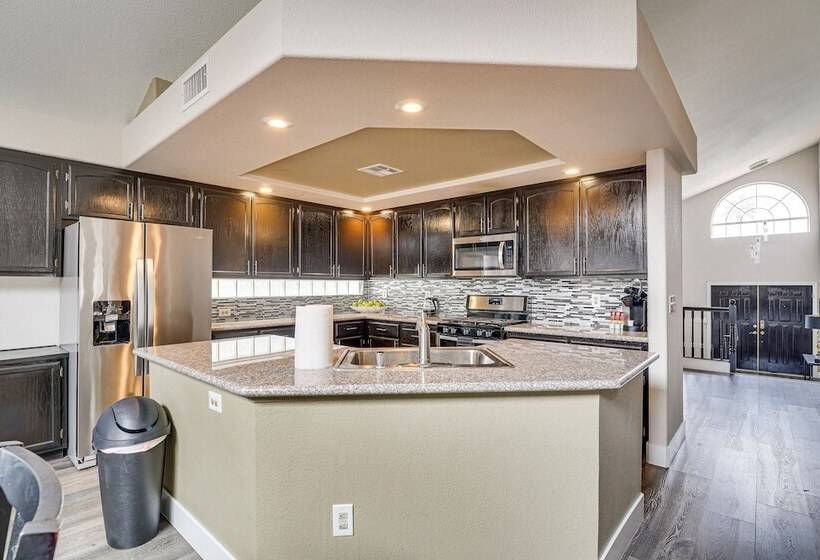Spacious Henderson Home: 7 Mi To Vegas Strip