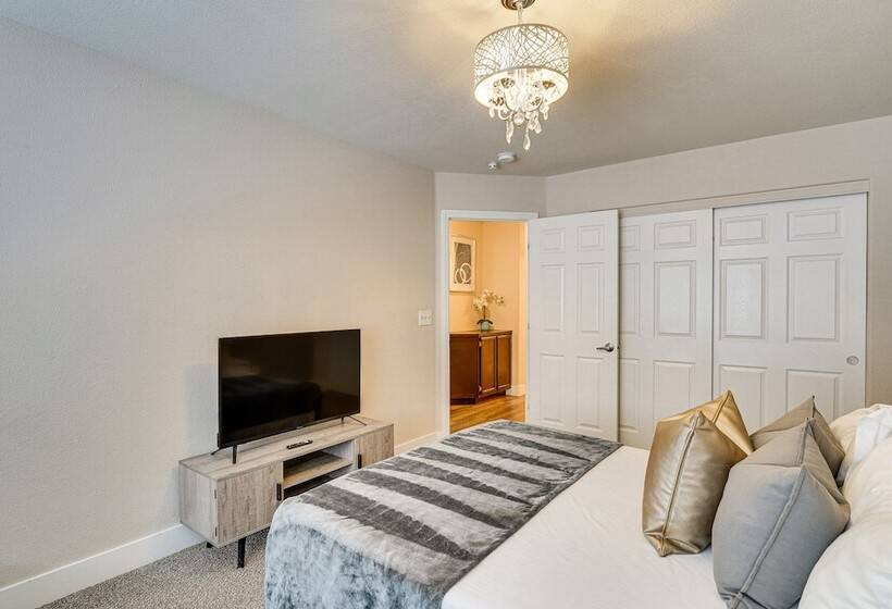 Spacious Henderson Home: 7 Mi To Vegas Strip