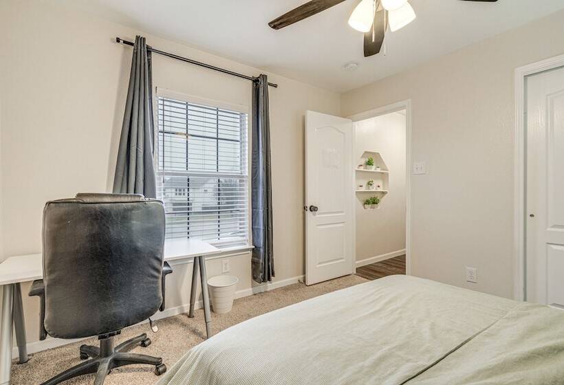 Spacious Leander Home W/ Yard & Fire Pit