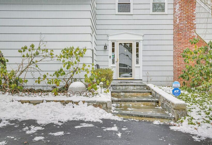 Spacious Mount Kisco Home < 1 Mi To Downtown!