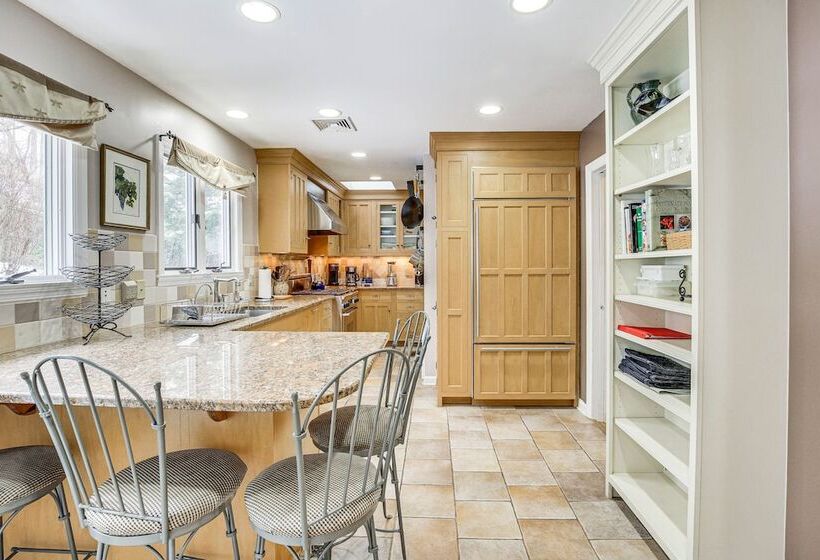 Spacious Mount Kisco Home < 1 Mi To Downtown!