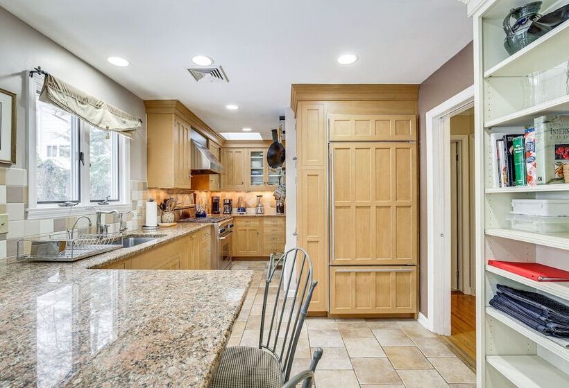 Spacious Mount Kisco Home < 1 Mi To Downtown!