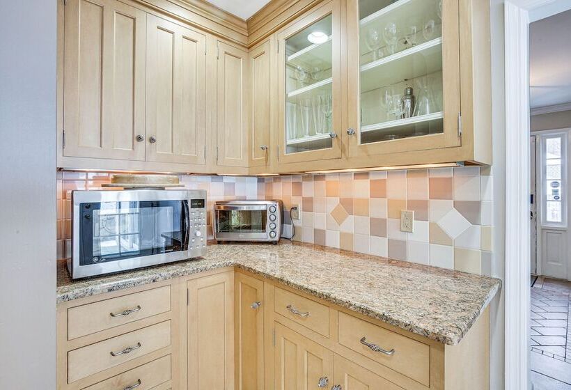 Spacious Mount Kisco Home < 1 Mi To Downtown!