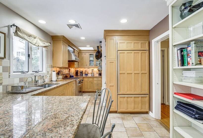 Spacious Mount Kisco Home < 1 Mi To Downtown!