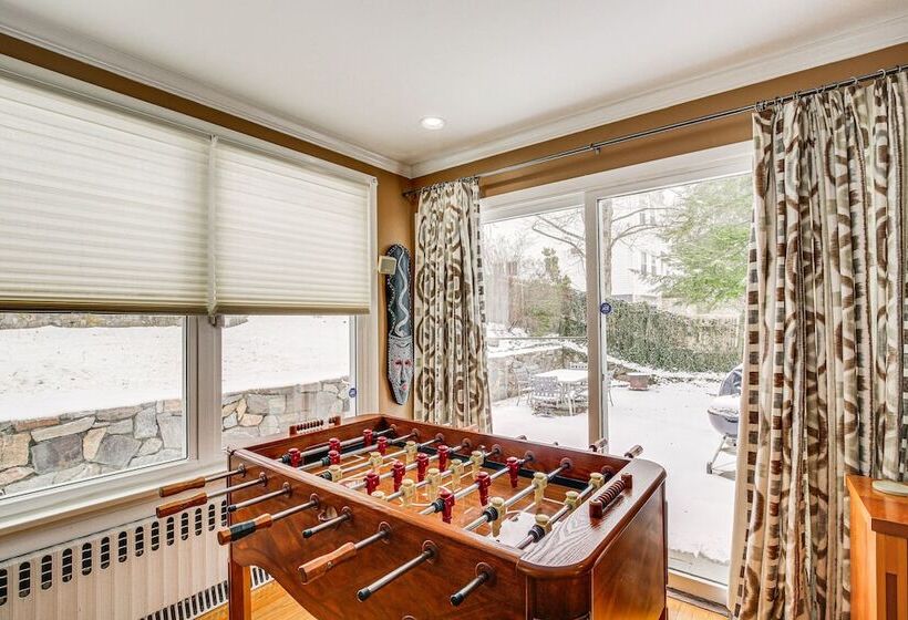 Spacious Mount Kisco Home < 1 Mi To Downtown!