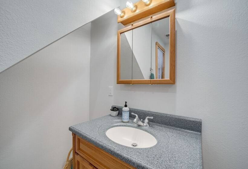 Stunning Waynesville Cabin W/ Hot Tub + Decks!