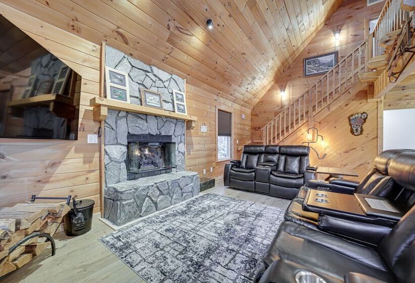 Stunning Waynesville Cabin W/ Hot Tub + Decks!