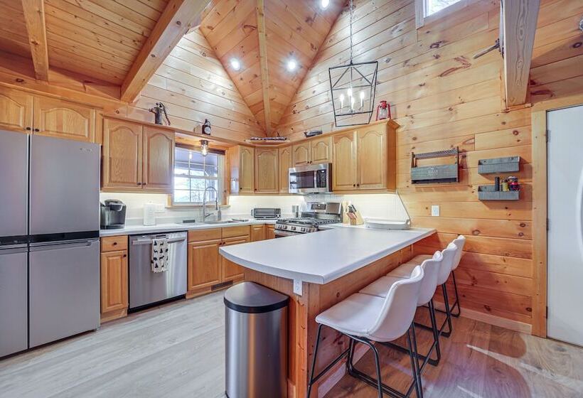 Stunning Waynesville Cabin W/ Hot Tub + Decks!