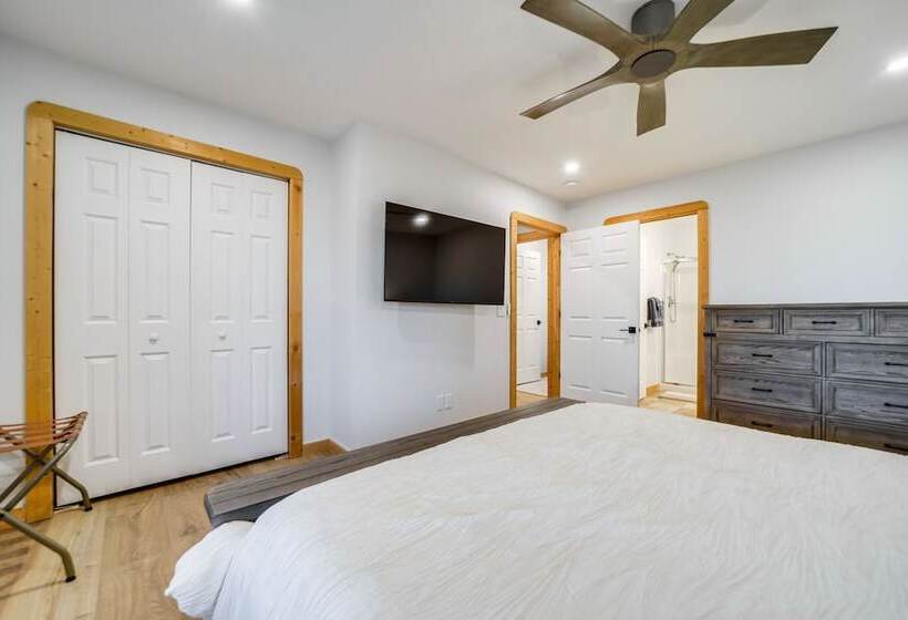 Stunning Waynesville Cabin W/ Hot Tub + Decks!