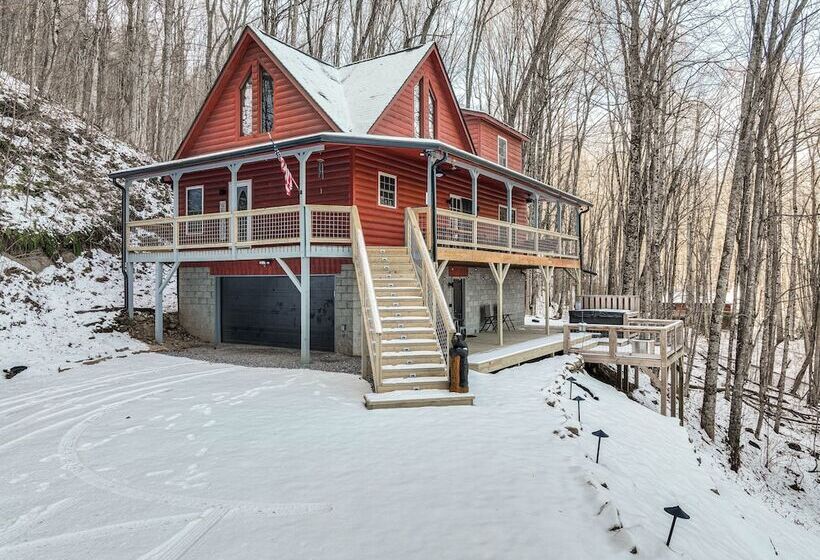 Stunning Waynesville Cabin W/ Hot Tub + Decks!