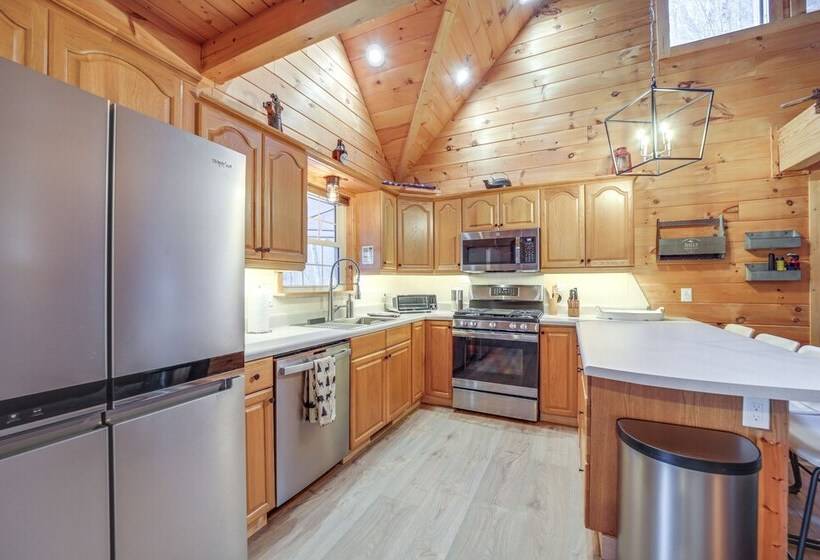 Stunning Waynesville Cabin W/ Hot Tub + Decks!