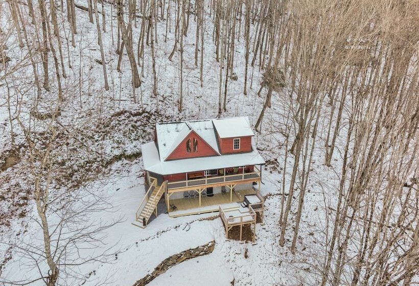 Stunning Waynesville Cabin W/ Hot Tub + Decks!
