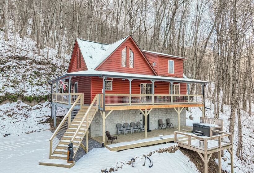 Stunning Waynesville Cabin W/ Hot Tub + Decks!