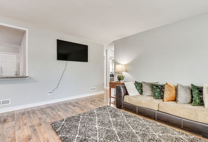 Updated Charlotte Home W/ Yard ~ 3 Mi To Uptown!