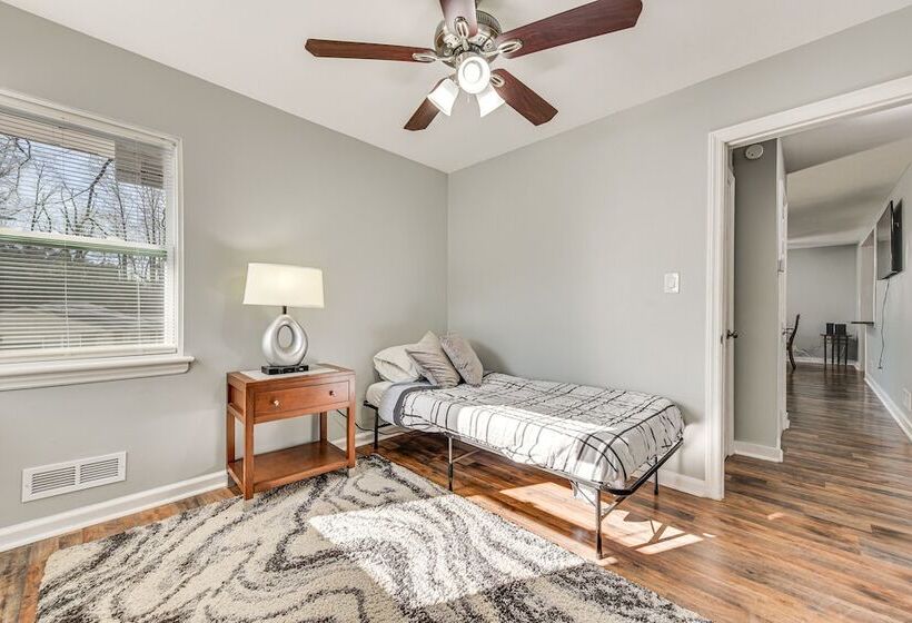 Updated Charlotte Home W/ Yard ~ 3 Mi To Uptown!