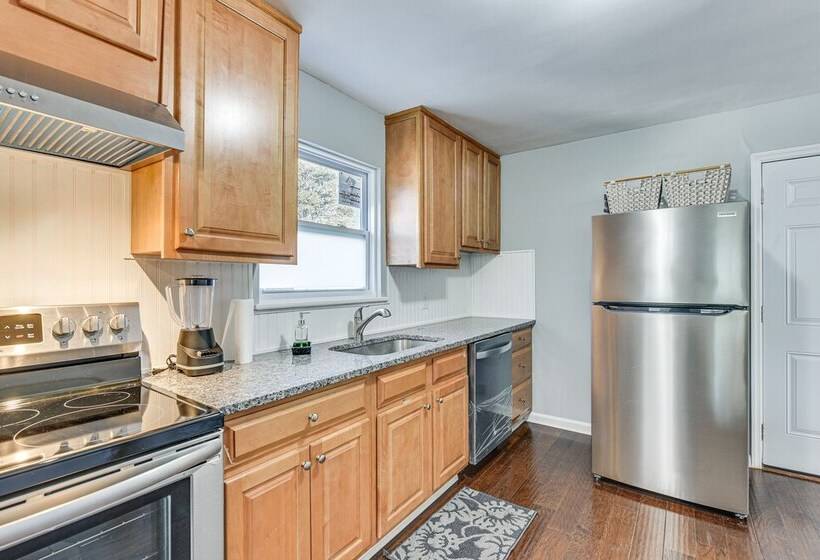 Updated Charlotte Home W/ Yard ~ 3 Mi To Uptown!