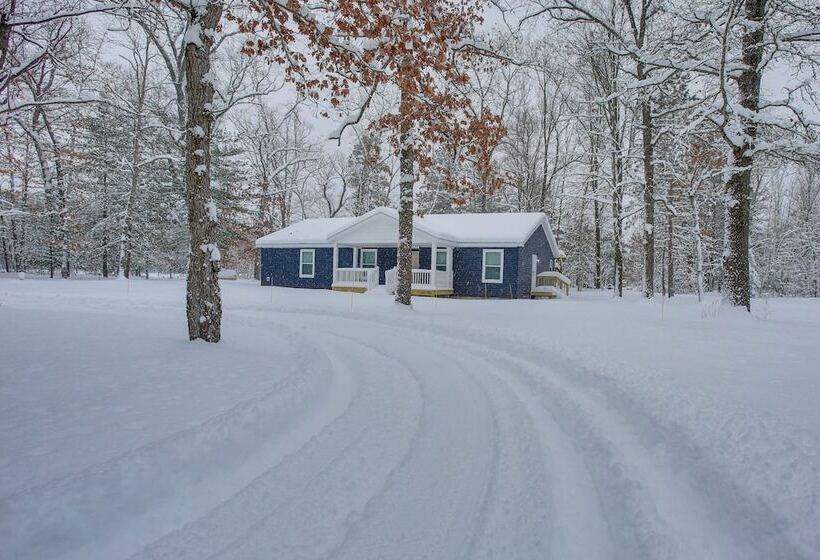 Wellston Home W/ Private Hot Tub + Fire Pit!