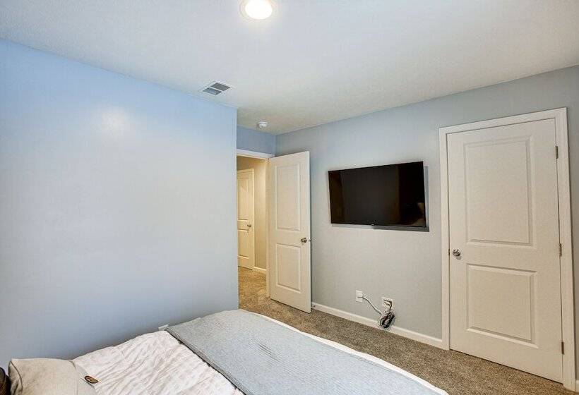 Wellston Home W/ Private Hot Tub + Fire Pit!