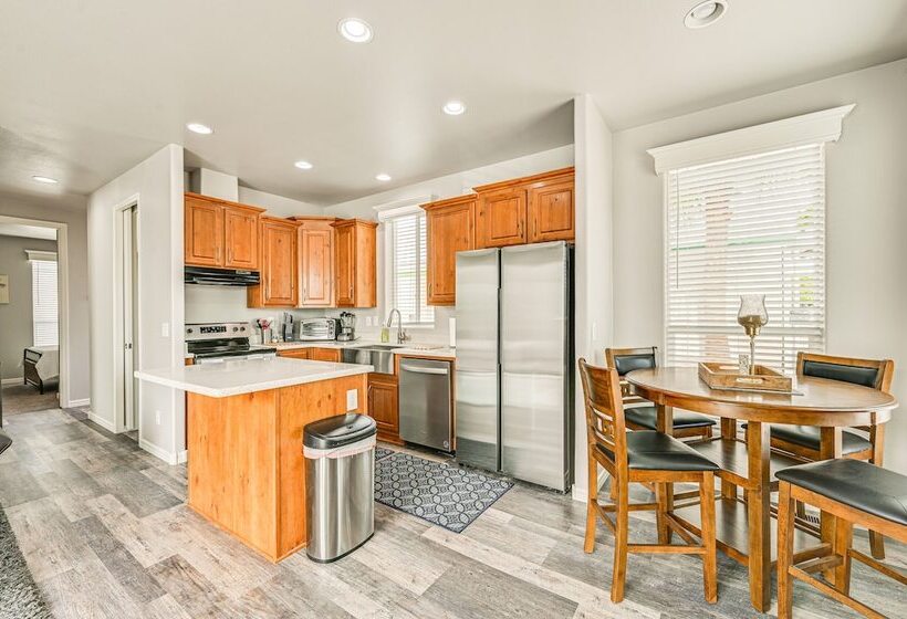 Yuma Home W/ Fire Pit & Outdoor Community Pool!