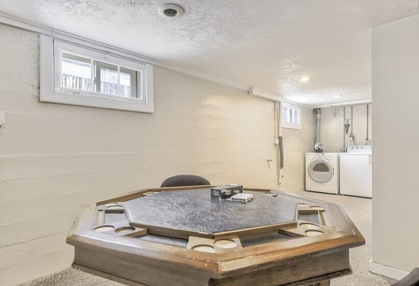 2br Central Location Big Backyard & Dog Friendly!