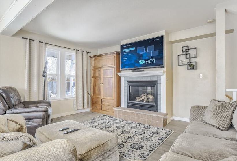 2br Central Location Big Backyard & Dog Friendly!