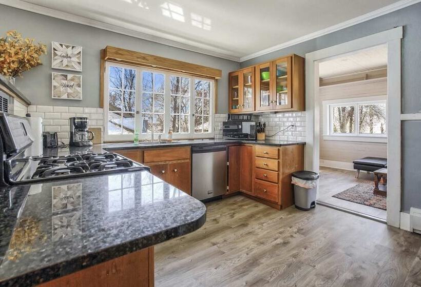 3brminutes To Downtowndog Friendly