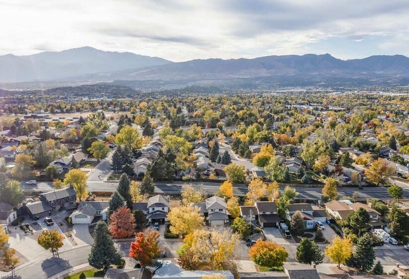 4br Central Location & Near Parks!