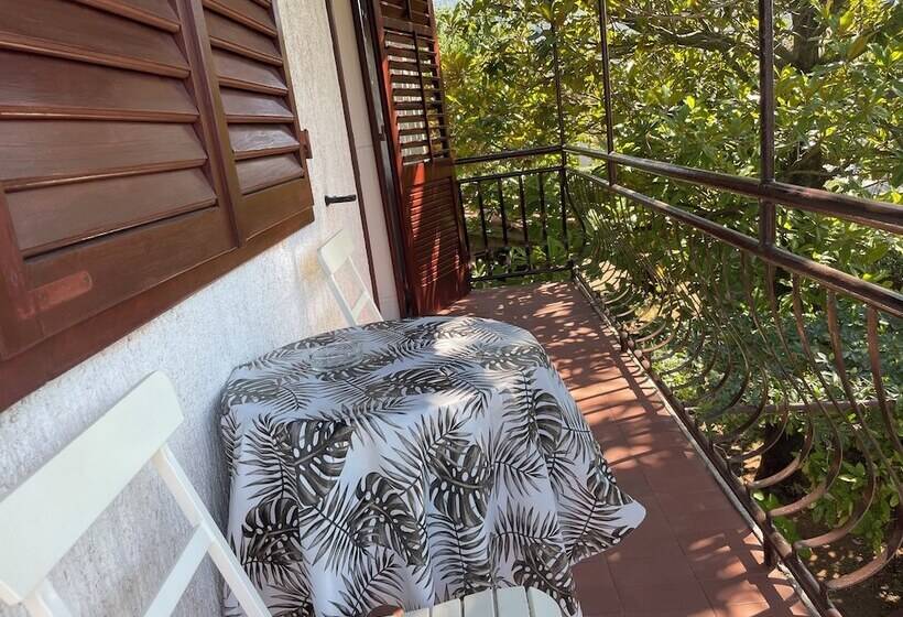 Panzió Room In House   S1   Double Room With Ensuite Bathroom And Balcony In The Centre Of Jelsa, Hvar