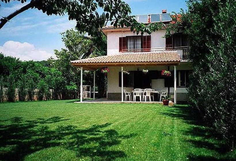 Panzió Room In House   S1   Double Room With Ensuite Bathroom And Balcony In The Centre Of Jelsa, Hvar