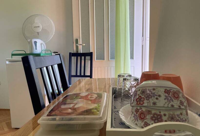 Panzió Room In House   S1   Double Room With Ensuite Bathroom And Balcony In The Centre Of Jelsa, Hvar