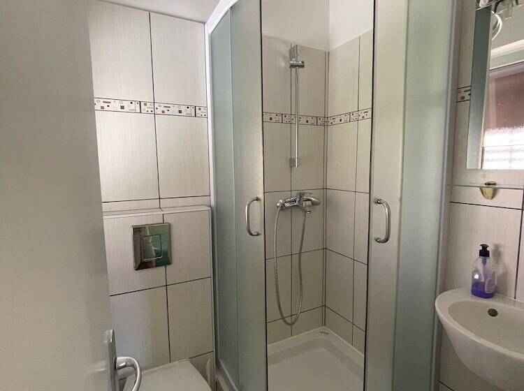 Panzió Room In House   S1   Double Room With Ensuite Bathroom And Balcony In The Centre Of Jelsa, Hvar