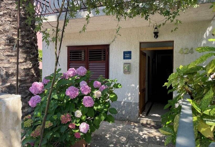 Panzió Room In House   S1   Double Room With Ensuite Bathroom And Balcony In The Centre Of Jelsa, Hvar