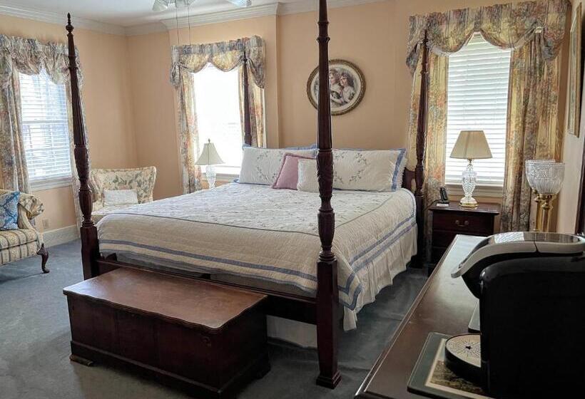 Bed and Breakfast The Virginia Cliffe Inn