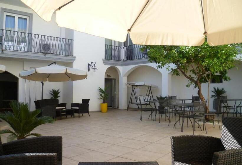 בית מלון כפרי Albergo Residenziale La Corte