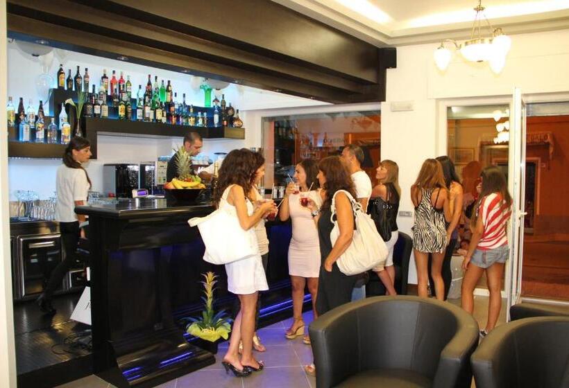 בית מלון כפרי Albergo Residenziale La Corte