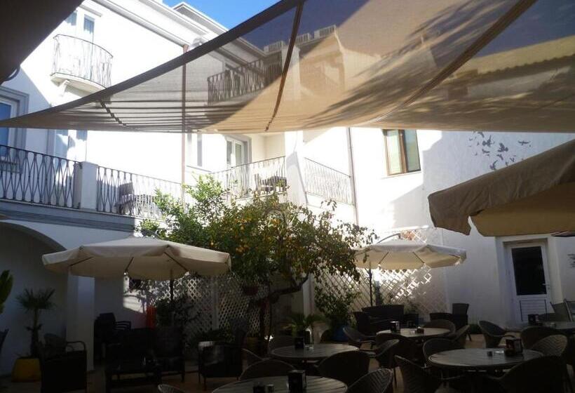 בית מלון כפרי Albergo Residenziale La Corte