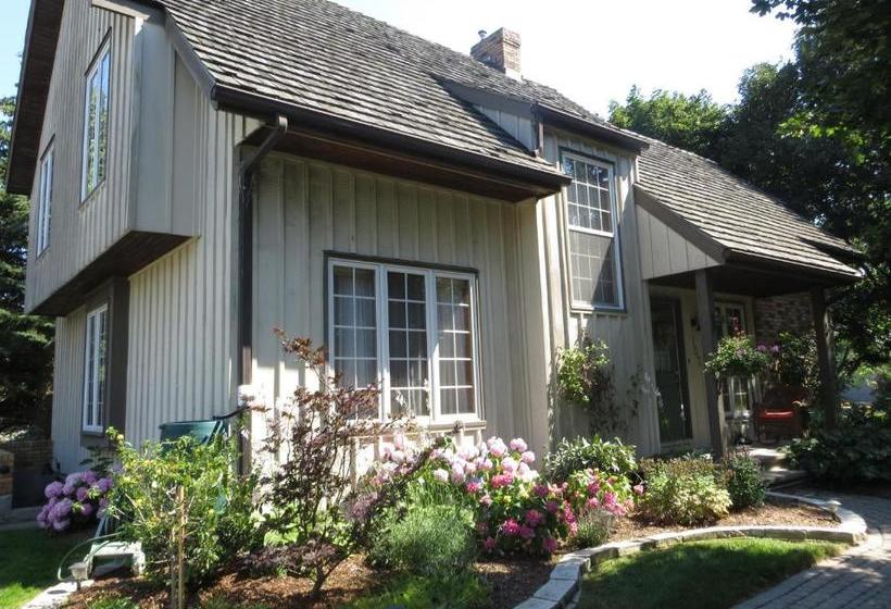 ホテル Cedar Gables Bed & Breakfast