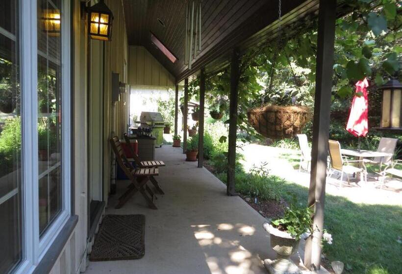 ホテル Cedar Gables Bed & Breakfast