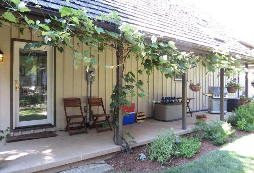 ホテル Cedar Gables Bed & Breakfast