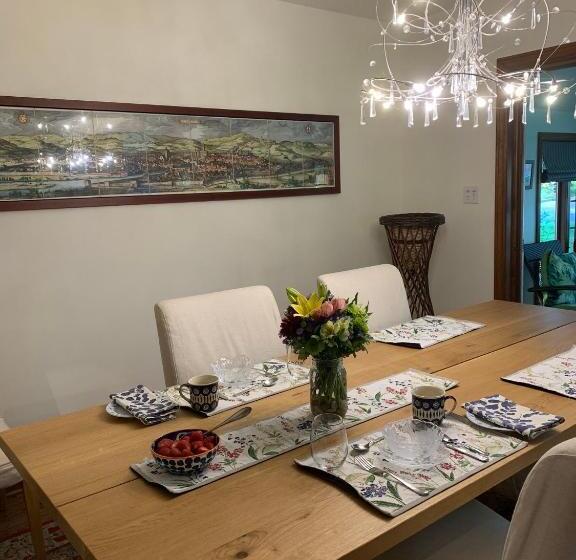 ホテル Cedar Gables Bed & Breakfast